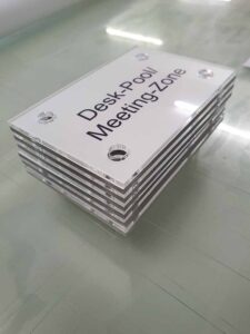Plexiglas-Schilder